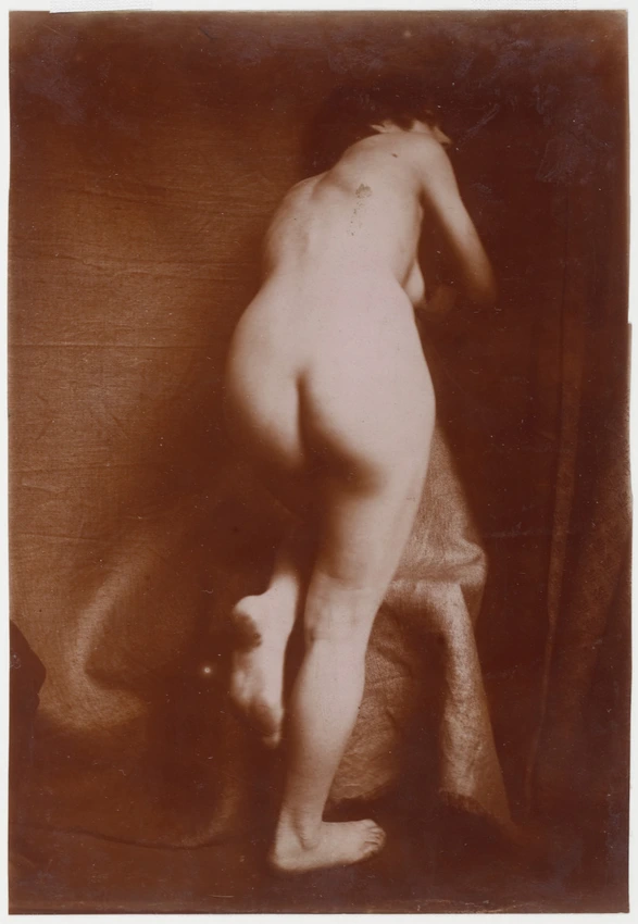François-Rupert Carabin - Femme nue debout, penchée de trois-quarts dos, jambe g...