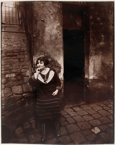 Eugène Atget - La Villette, rue Asselin, fille publique faisant le quart devant ...