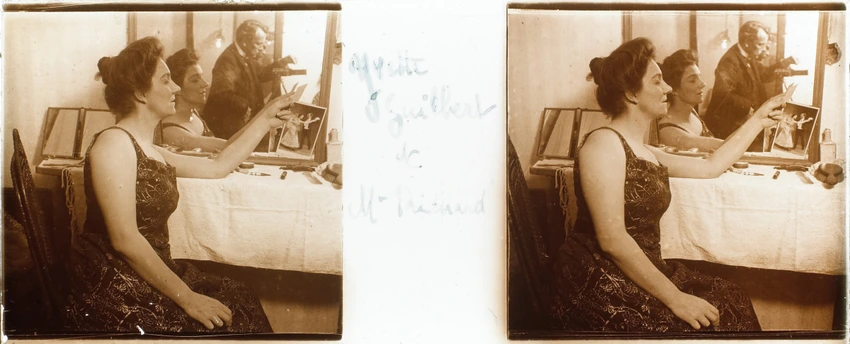 Jules Richard - Portrait d'Yvette Guilbert avec reflet du photographe dans un mi...