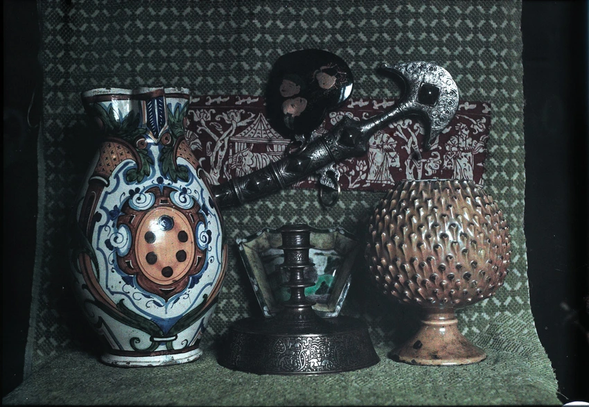 Anonyme - Vase et couteau sur fond vert