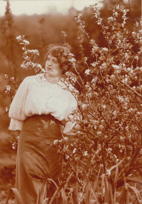 Charles Augustin Lhermitte - Jeune femme examinant les fleurs d'un arbre fruitie...
