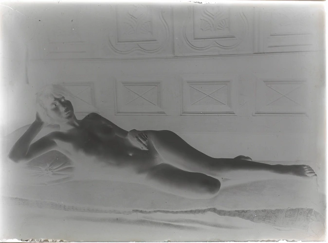 François-Rupert Carabin - Femme nue couchée de face, en appui sur sa main droite...