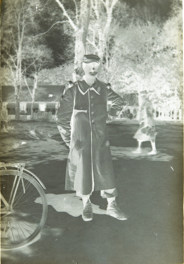 Anonyme - Pierre en costume militaire adossé contre un arbre