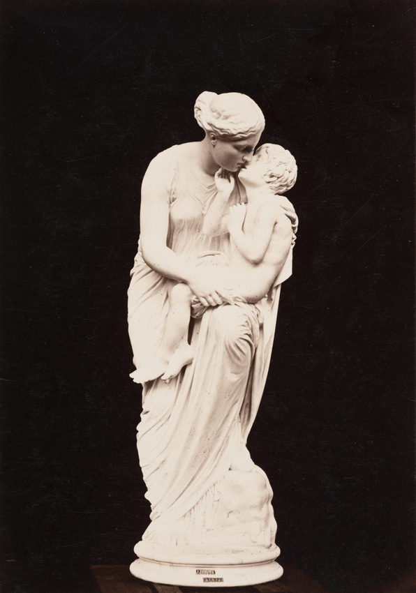 Durand - Statue de femme embrassant un enfant sur ses genoux