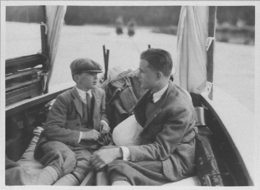 Anticosti, Claude et Hubert Menier allongés à bord de la barque - Anonyme
