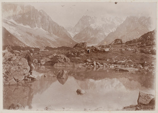 Anonyme - Un homme debout au bord d'un lac, paysage de montagne