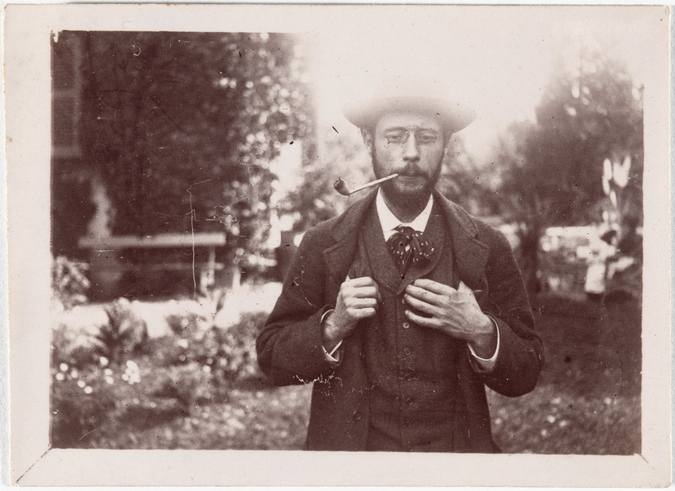 Pierre Bonnard - Pierre Bonnard fumant la pipe dans le jardin du Grand-Lemps