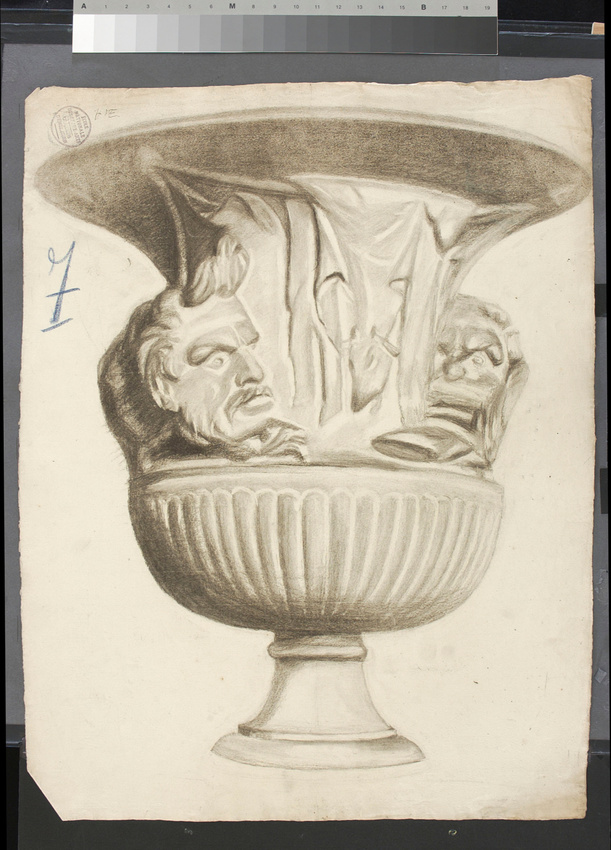 Roland Martin - Vase à l'antique orné de deux masques, vue asymétrique