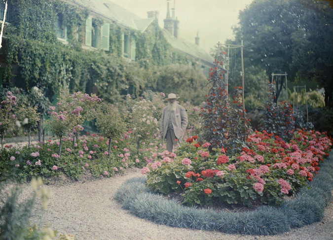 Anonyme - Claude Monet devant sa maison à Giverny