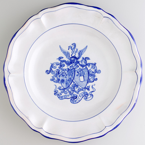 Charles Gallé - Assiette creuse, service aux armes de la famille Meixmoron de Do...
