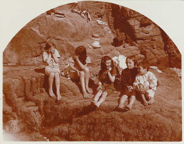 Charles Augustin Lhermitte - Douarnenez, enfants assis sur les rochers