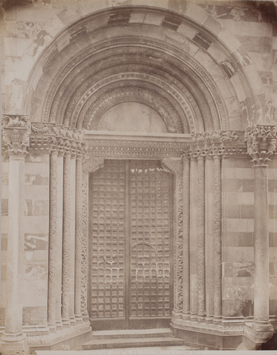 Gênes, une entrée latérale de la cathédrale San Lorenzo