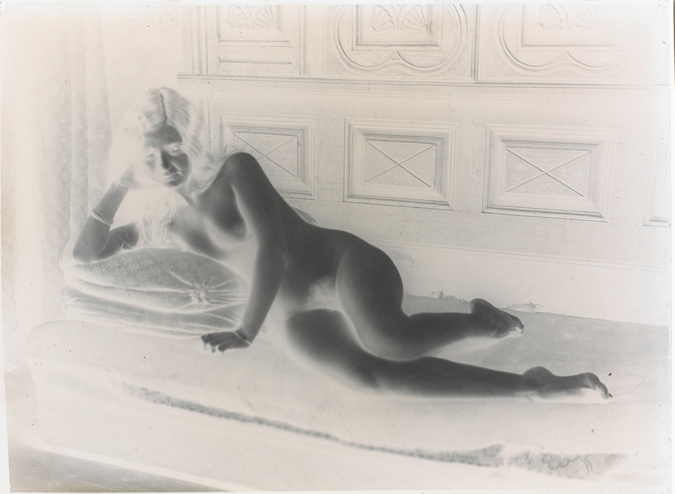 François-Rupert Carabin - Femme nue allongée de face, en appui sur sa main droit...