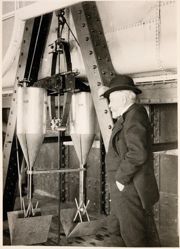 G. Eiffel et l'appareil de chute pour mesurer la résistance de l'air à la Tour Eiffel - Henri Manuel