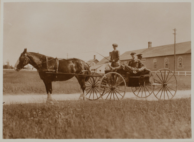 Anonyme - Anticosti, Claude et Jean Menier en calèche sur la route