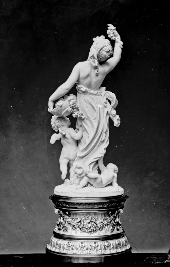 Anonyme - Pièce du service Teyssier, sculpture représentant Flore avec deux ange...