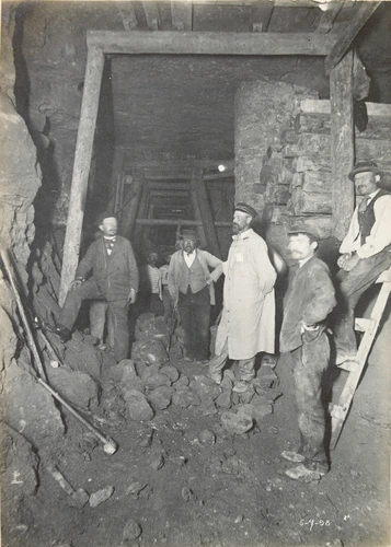 Emmanuel L. Pottier - Ouvriers sur le chantier d'une ligne ferroviaire souterrai...
