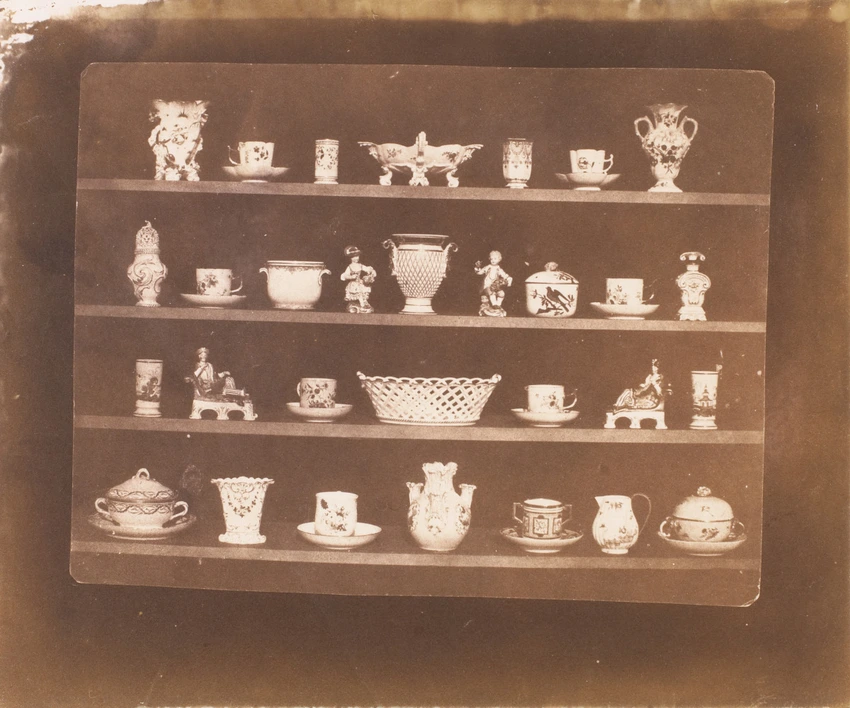 Objets de porcelaine sur des étagères - William Henry Fox Talbot