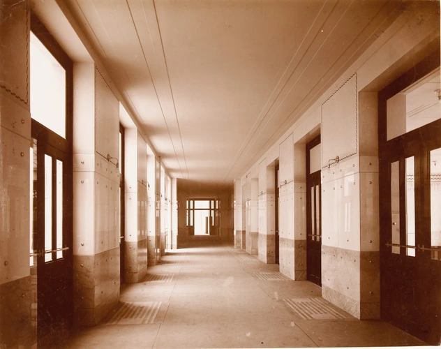 Anonyme - Un couloir au premier étage de l'immeuble de la Caisse d'épargne (Post...