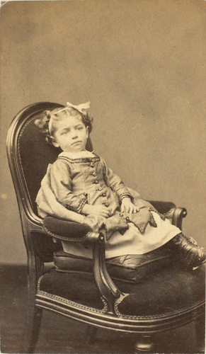 Pierre Lanith Petit - Claire Salles enfant, assise dans un fauteuil