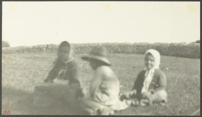 Anonyme - Trois petites filles assises dans un champ