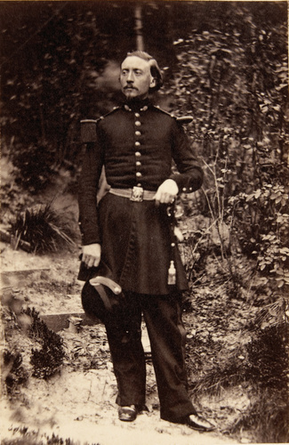 Achille Bonnuit - Homme en uniforme dans un jardin