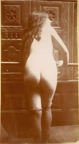 François-Rupert Carabin - Femme nue debout de dos, penchée, visage de profil dro...
