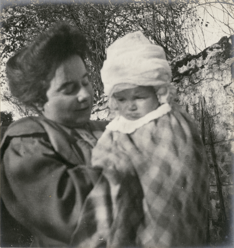 Marthe, épouse de l'artiste, tenant dans ses bras leur fille Madeleine, à Saint-Germain-en-Laye (Yvelines) - Maurice Denis