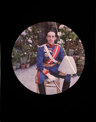 C. Chusseau-Flaviens - Alphonse XIII d'Espagne assis, en uniforme