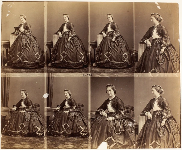 André Adolphe Eugène Disdéri - Lady Georgina Milner en huit poses, trois assise ...