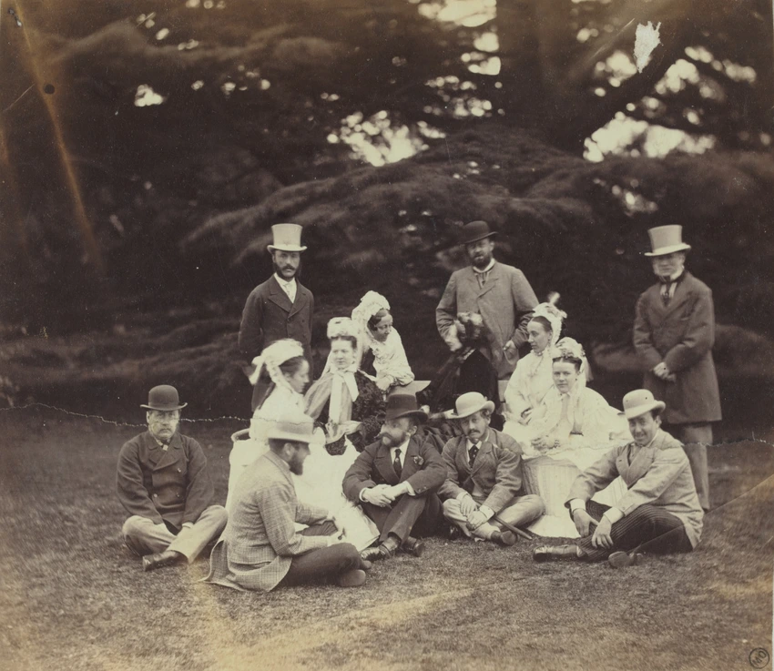 Groupe de huit hommes et six femmes dans un jardin ou parc - Georgiana Louisa Berkeley