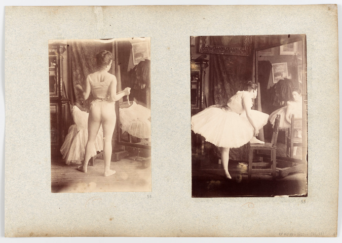 Anonyme - Lili Grenier en danseuse de dos ajustant une ceinture dans l'atelier d...