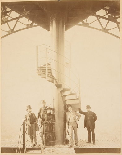 Neurdein frères - Mr Eiffel, Mr Salles, Mme Salles et Mr Milon au sommet de la T...