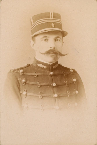 Ad. Braun & Cie - Militaire moustachu avec un képi
