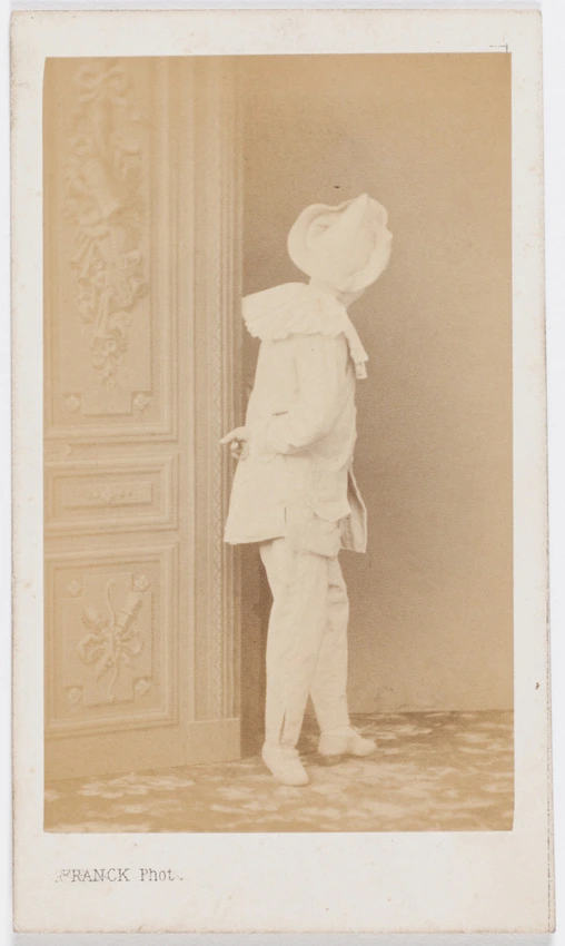 Franck - Paul Legrand en habit de scène (Pierrot), debout et de profil, la tête ...