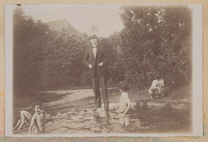Pierre Bonnard - Jacotot dressé au centre d'un bassin dans lequel se baignent le...