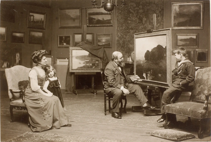 Portrait de famille représentant le peintre Emile-René Ménard à son chevalet, entouré de sa femme Jeanne, née Aubert, et de ses deux enfants Annie et Jacques - Henri Manuel