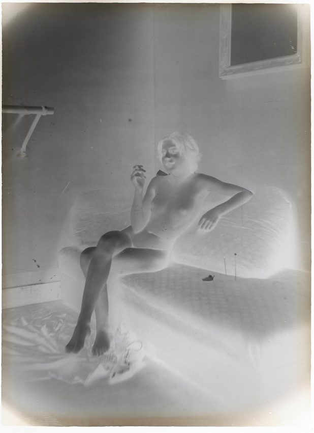François-Rupert Carabin - Femme nue assise de face les jambes croisées, fumant