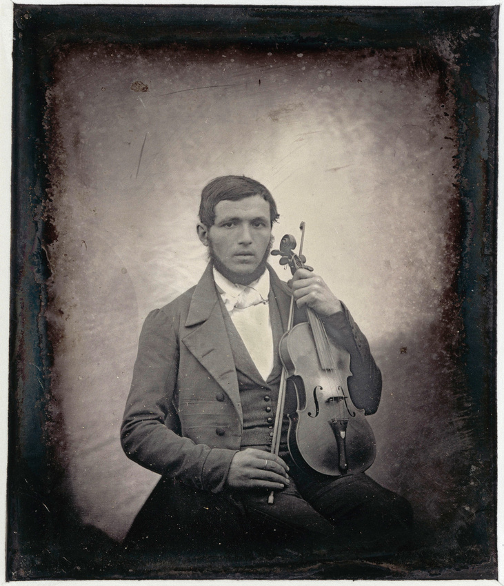 Antoine Claudet - Homme assis tenant un violon