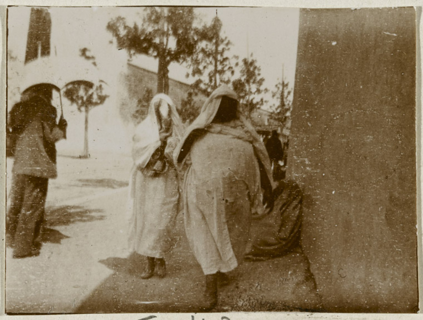 Henri Evenepoel - Femmes voilées dans une rue à Tunis