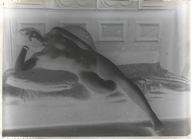 François-Rupert Carabin - Femme nue assise de face sur un lit, accoudée sur son ...