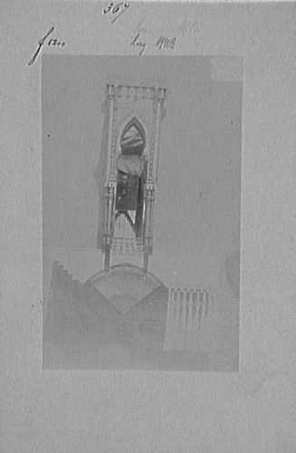 Anonyme - Photographie d'une étagère murale de Carlo Bugatti