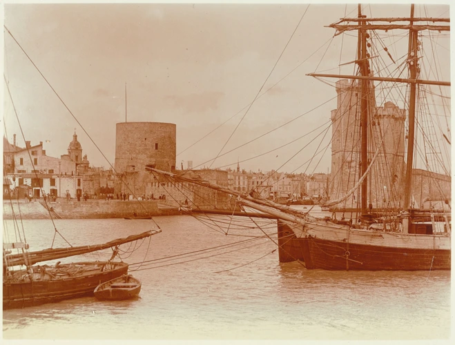 La Rochelle, voilier devant les tours Saint-Nicolas et de la Chaîne - Charles Augustin Lhermitte