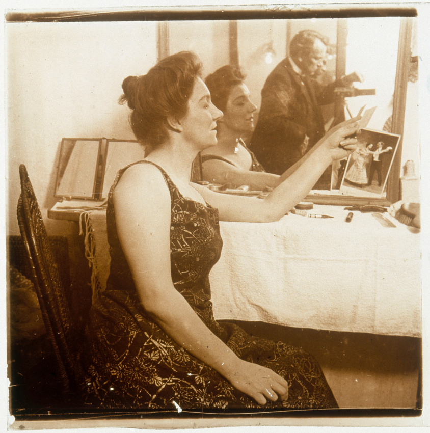 Jules Richard - Portrait d'Yvette Guilbert avec reflet du photographe dans un mi...