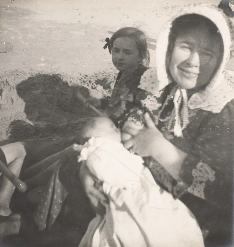 Marthe Denis allaitant Madeleine, avec Noële, sur la plage à Perros-Guirec (Bretagne) - Maurice Denis
