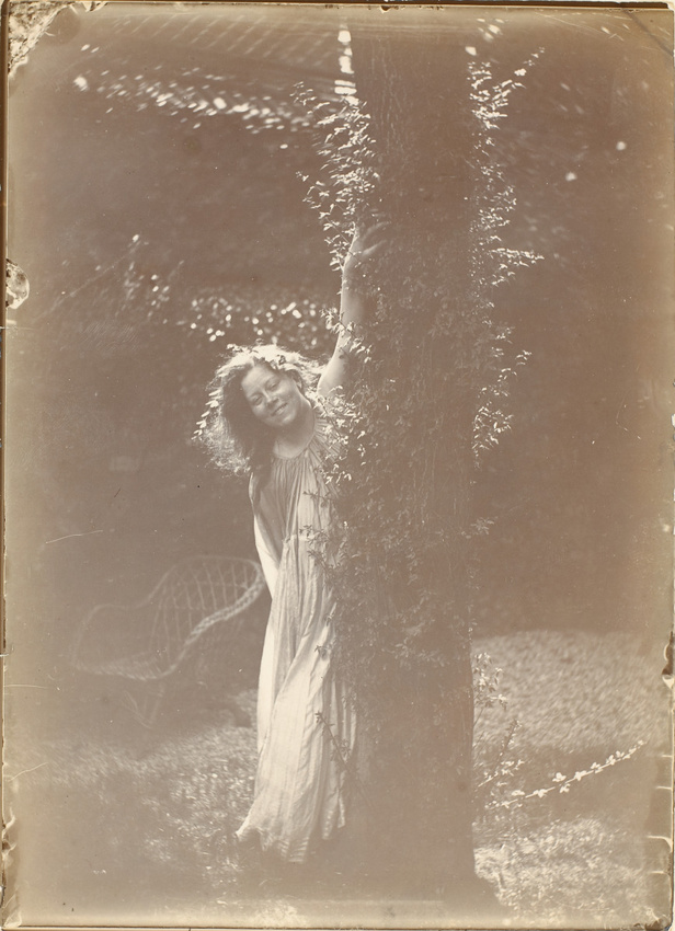 Gabriel Loppé - Loïe Fuller cachée derrière un arbre, à la longue tunique et bra...