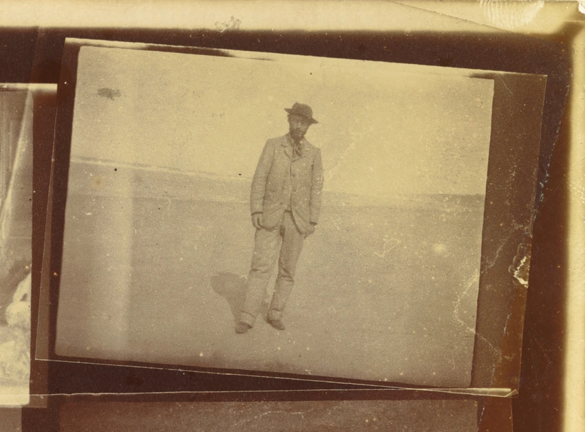 Pierre Bonnard - Pierre Bonnard sur une plage, en costume et chapeau, séjour au ...
