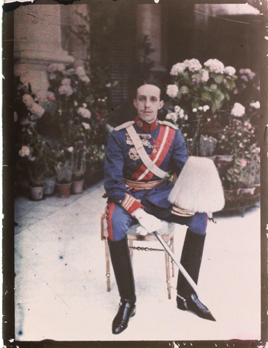 C. Chusseau-Flaviens - Alphonse XIII d'Espagne, assis, en uniforme