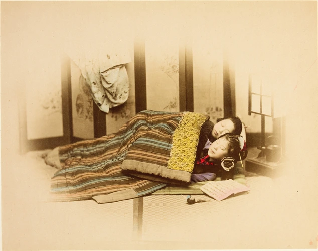 Felice Beato - Scène de la vie japonaise, vers 1875-1880, Chambre où reposent de...