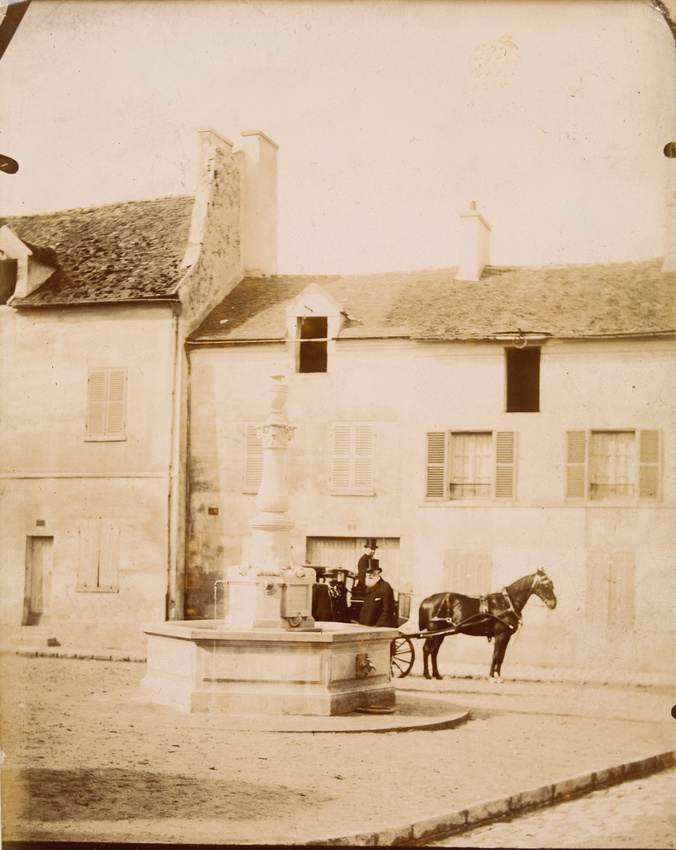 Anonyme - Juste Lisch devant la fontaine de Sartrouville